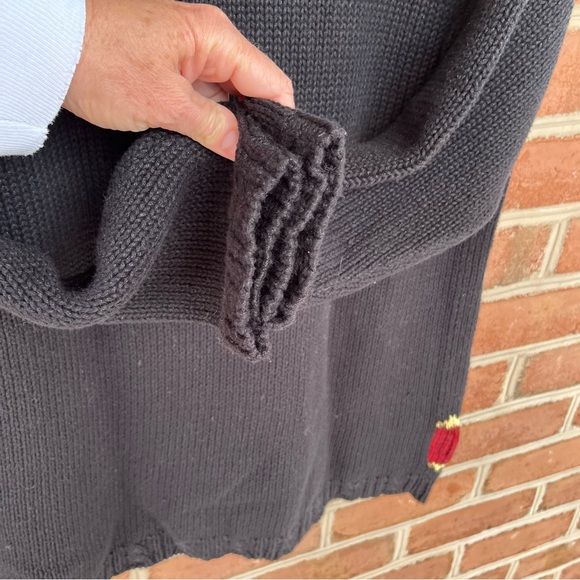 Beautiful festive Santa holiday Christmas sweater   Medium. Excellent quality - Picture 4 of 8